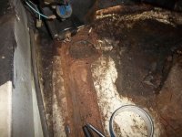 Rdza na podłodze od strony kierowcy.jpg